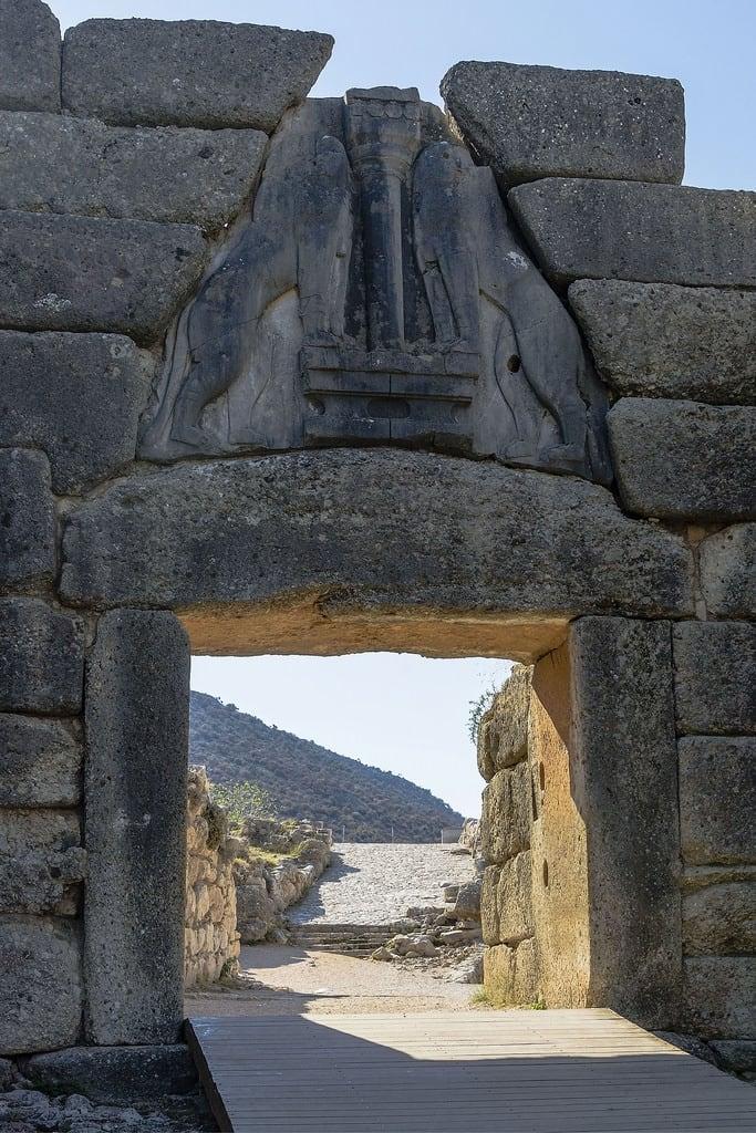 תמונה של LION GATE. grecia greece peloponnese peloponeso mycenae micenas ruins ruinas gate puerta leones lion escultura sculpture ancient antigüedad