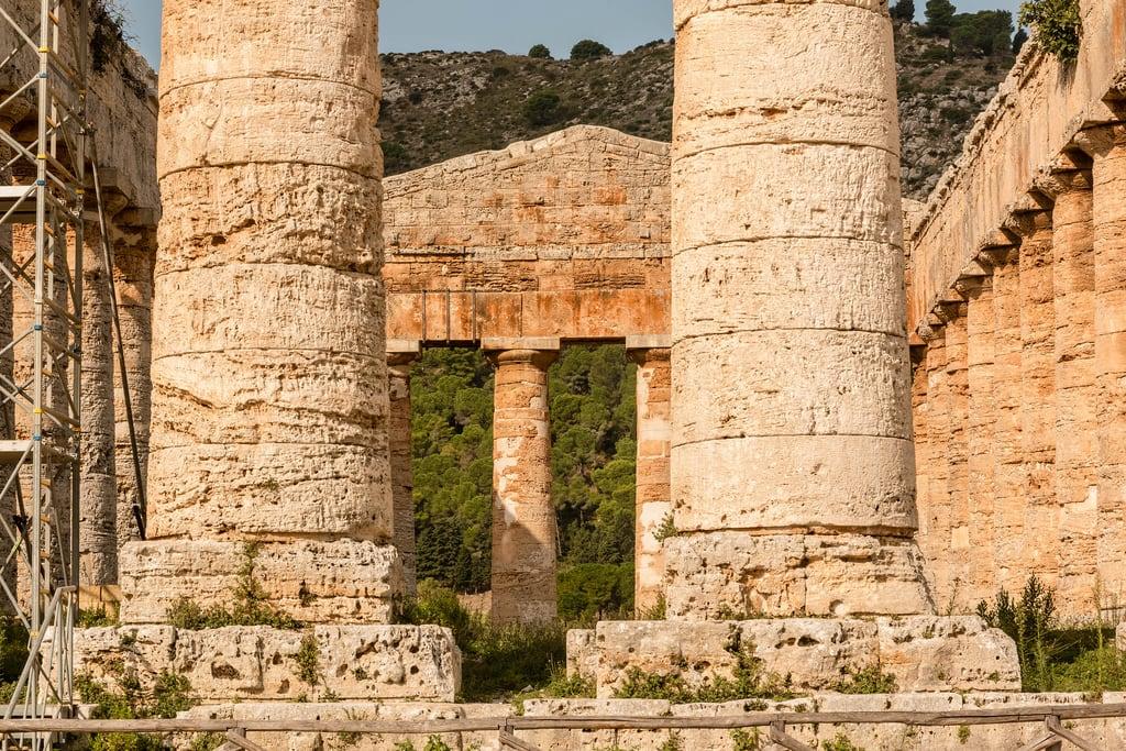 Segesta 의 이미지. sicilia septiembre2018 parcoarcheologicosegesta columnas