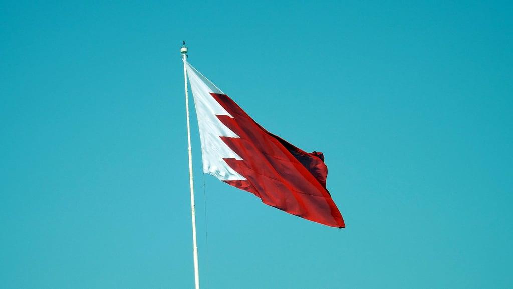Arad Fort की छवि. bahrain flag manama arad fort sky contrast