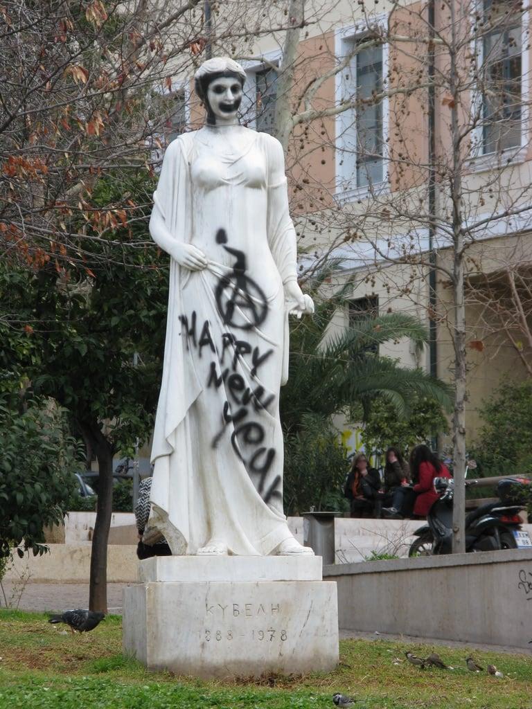 Imagen de Kyveli. statue rally hellas athens greece 100views damage riots 50views anarchists ελλάδα αθήνα griots ελλαδα άγαλμα αναρχικοί κυβέλη ταραχέσ greekriots επεισόδια ζημιέσ σπασμένα dvdphotos11 address:city=athens address:country=greece