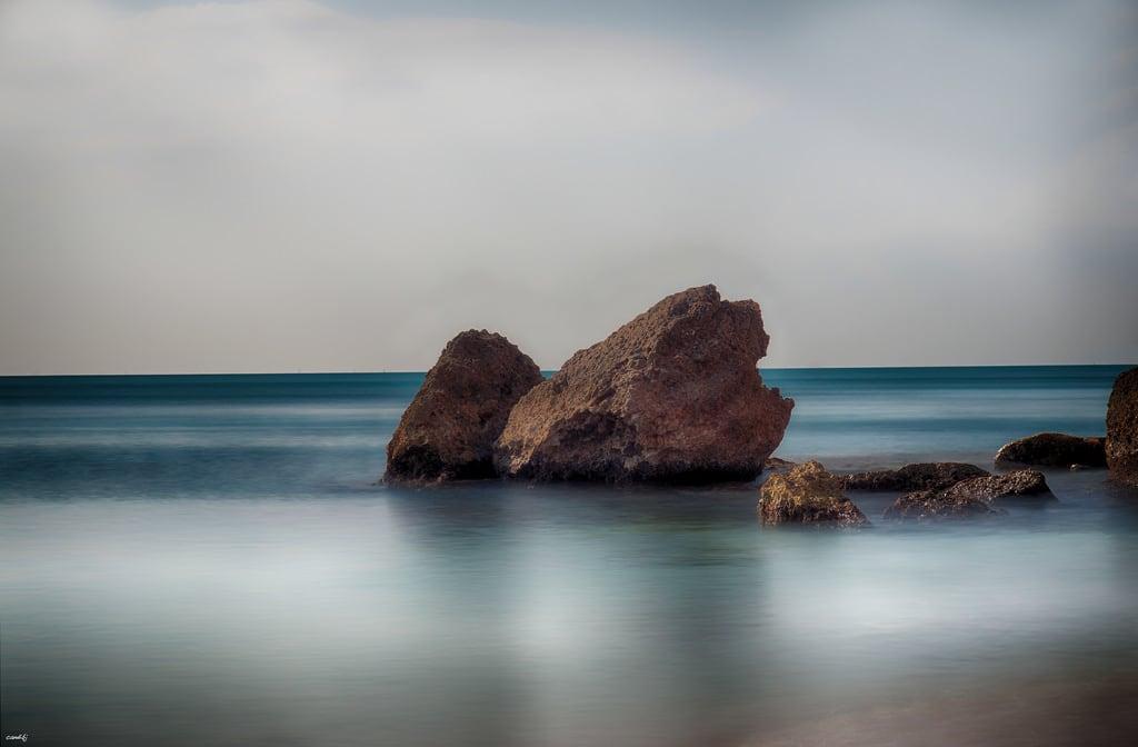 Изображение Cala de la Llenya. calallenya calma mar playa rocas agua naturaleza nature cielo nubes sonya77 airelibre tufototureto