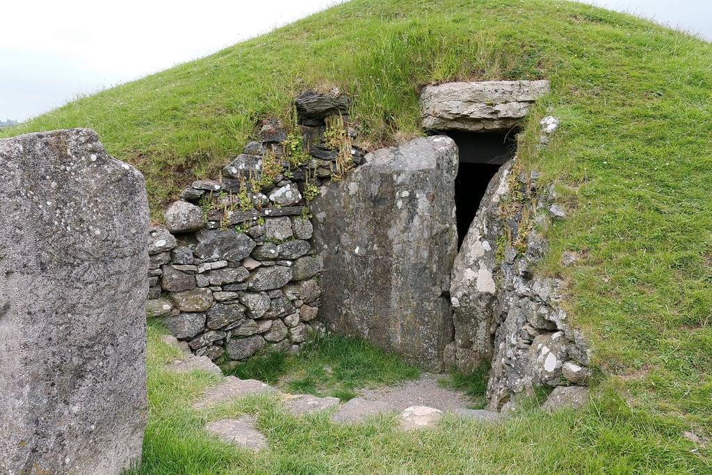 Image of Bryn Celli Ddu. architecture building derelict grave sculpture stones vacation bryncellidduburialchamber3000bc holyisland nrllanddanielfab anglesey wales gbr