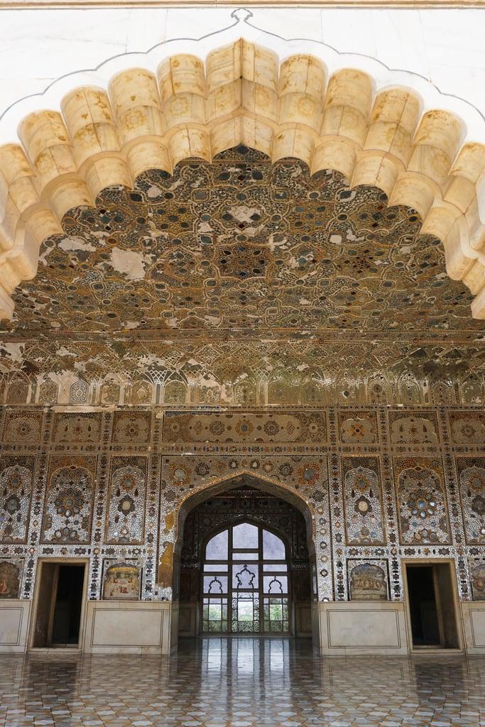 Gambar dari Lahore Fort. pakistan lahore fort shish mehal sha burj punjab muhjal emperor palace 1700s mirrors crystal inlay pietra dura sony a6000 mosaic gate architecture stone white marble arch