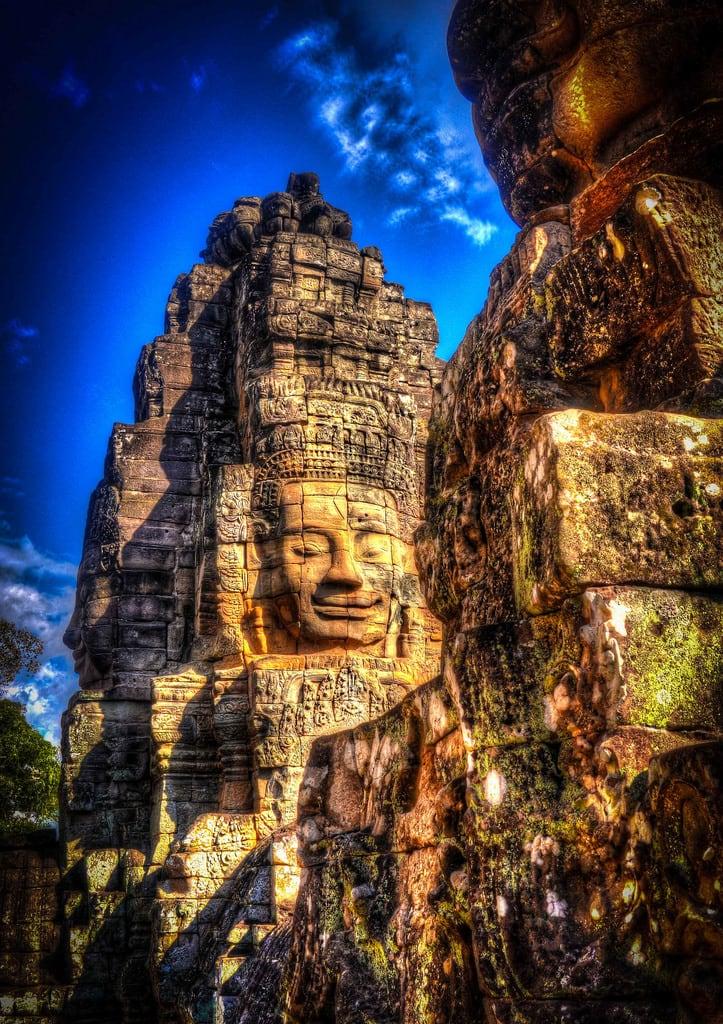 Afbeelding van Brick temple. ankorarchaeologicalpark ankorthom bayontemple bodhisattvaofcompassion cambodia facecarvings holidays lokeshvara mangojouneys smiles statues topazlabs