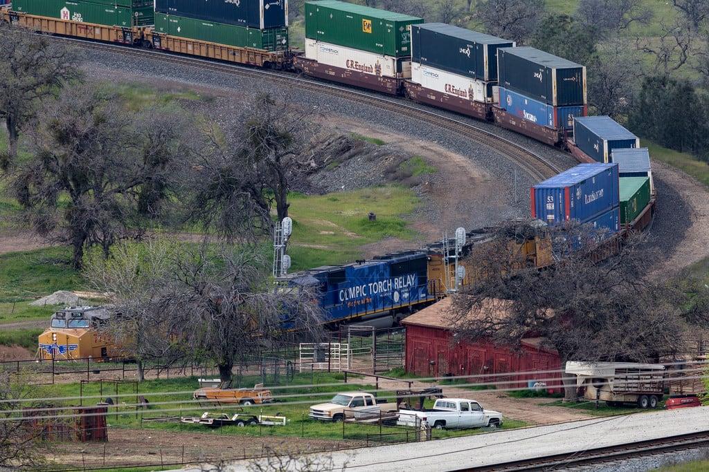 Bilde av The Cross on the Loop. ca california flickr olympics tehachapi tehachapiloop locomotive railroad trains