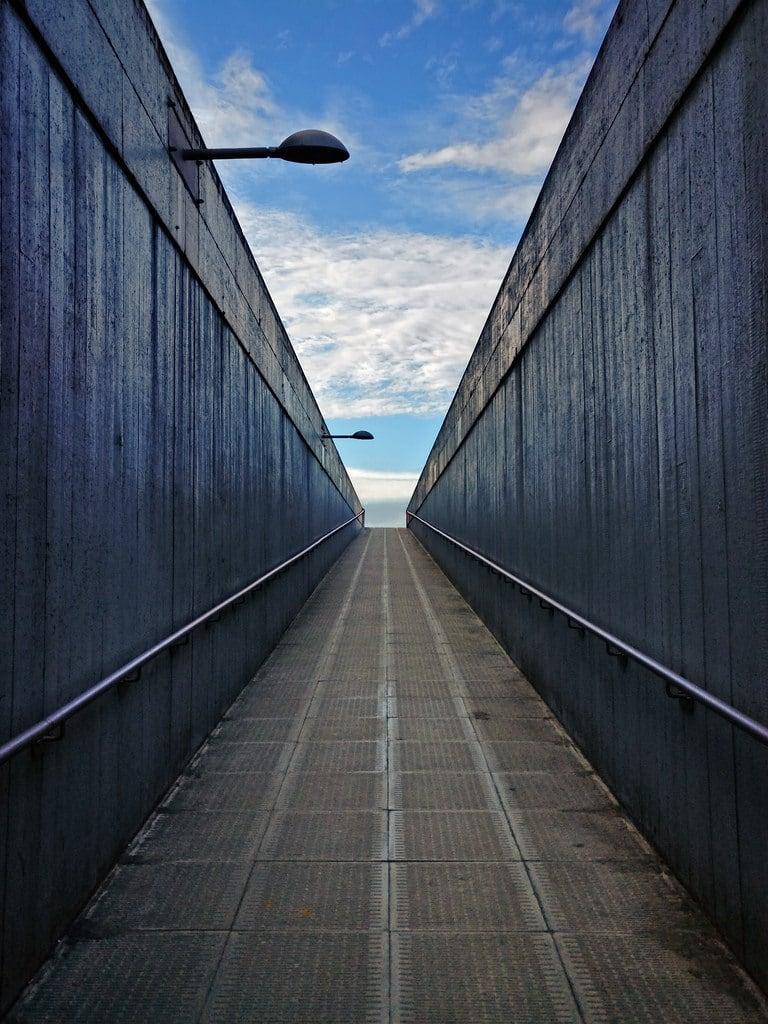 Rose theatre の画像. walls london bfi passage ramp rise urban city concrete sky clouds lines perspective lights handrails blue texture tones journey mobilephotography hdr