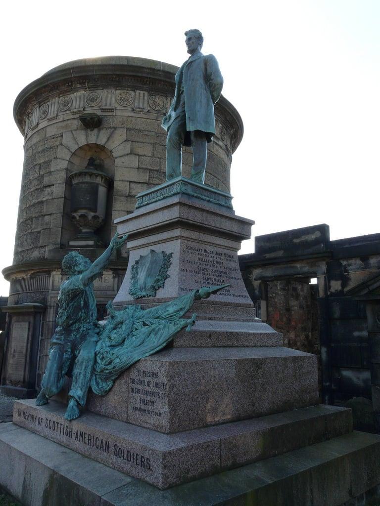 Attēls no David Hume Memorial. edinburgh scotland gravestones graves graveyards memorials warmemorials abrahamlincoln davidhume