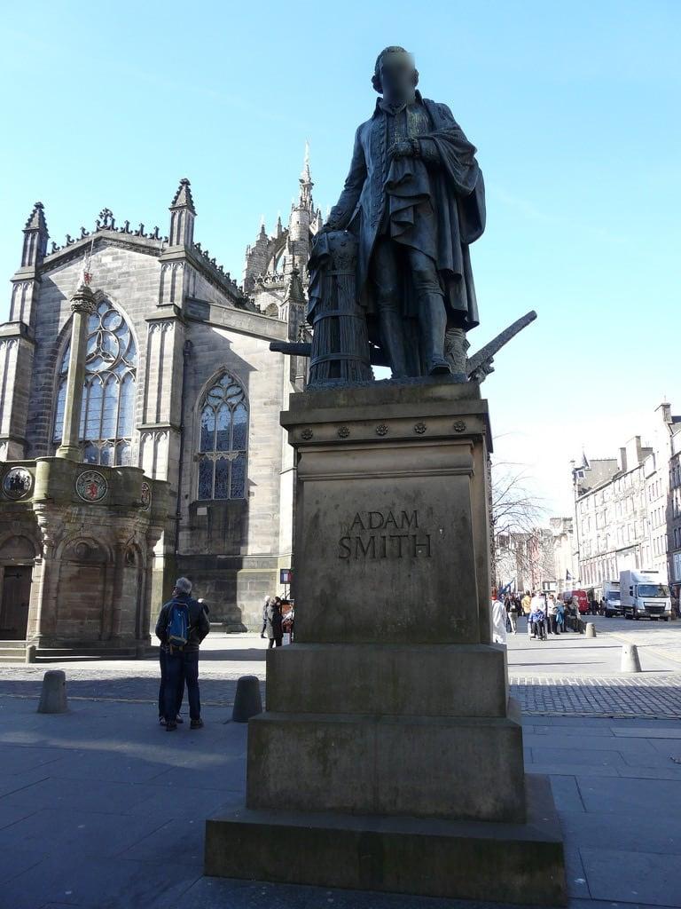 Adam Smith Statue 的形象. scotland edinburgh theroyalmile royalmile adamsmith parliamentsquareedinburgh statues saintgilescathedral