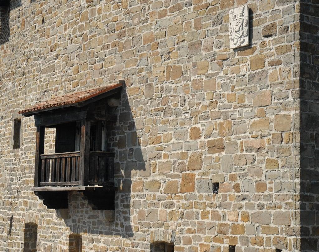 Kuva Castello di Gorizia. wood italy sun muro castle stone wall italia sole pietra castello legno friuli balcone gorizia