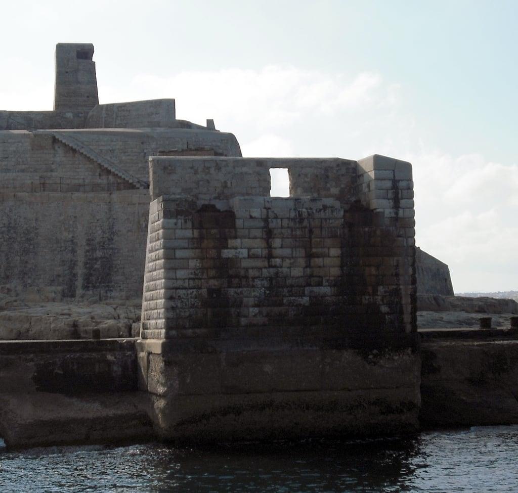 ภาพของ Fort Tigne. city urban building history stone buildings coast fort culture malta defence valletta vickiburton