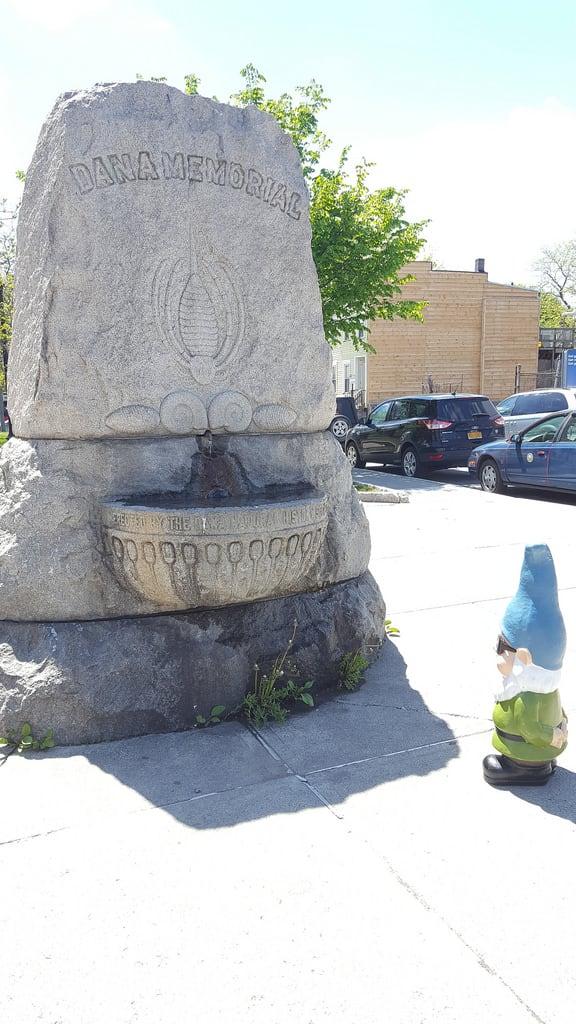Dana Memorial 의 이미지. albany newyork capitaldistrict fountain danapark tourism gnome