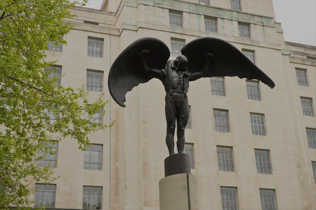 Изображение на Fleet Air Arm Memorial. whitehallgardens statue fleetairarm wings airman flying icarus