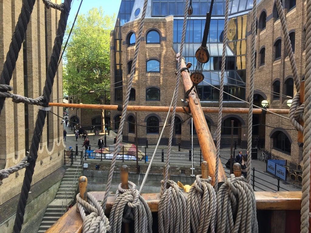 Golden Hinde 의 이미지. goldenhinde ship southwark prow ropes rigging