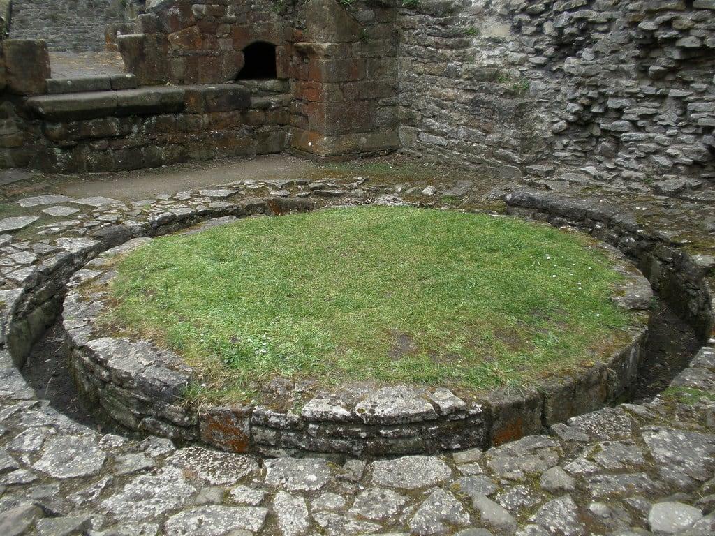 תמונה של Middleham Castle. middleham castle yorkshire wensleydale richardiii neville ruin stones landscape northyorkshire
