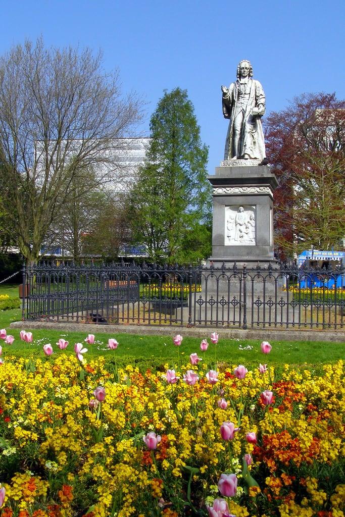 Kuva Isaac Watts Memorial. park flowers england statue memorial isaac hampshire watts southampton nonconformist isaacwatts wattspark