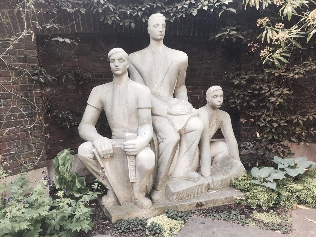 תמונה של Three Printers. goldsmithscompany statue printer newspapers city london