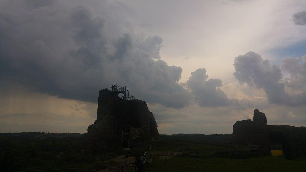 Imagem de Lichnice. hrad zřícenina chrudimsko vyhlídka rozhledna mraky clouds déšť castle ruin ruina