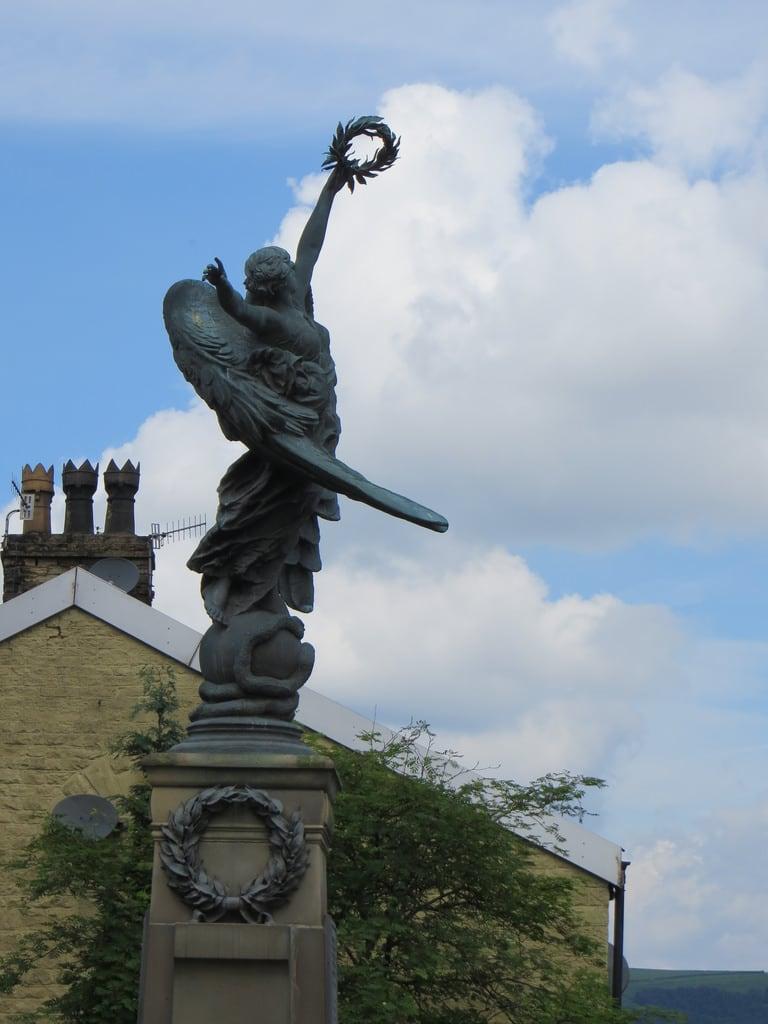 War Memorial görüntü. hadfield derbyshire uk statue warmemorial