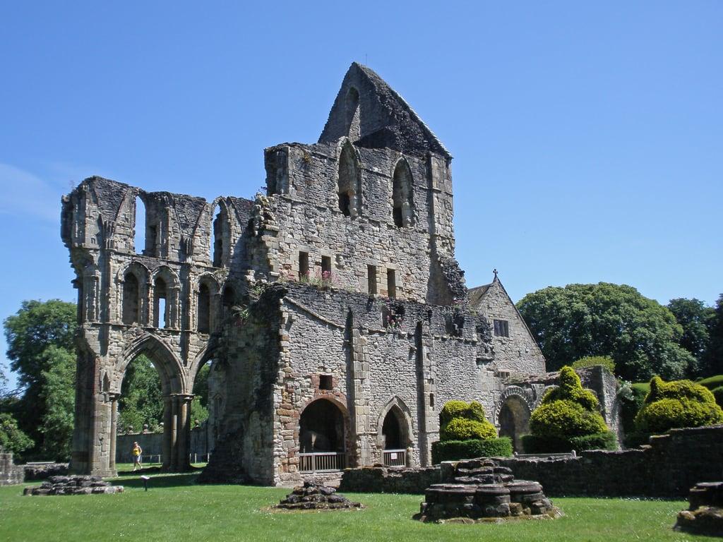 Bild von Wenlock Priory. muchwenlock priory shropshire clunaic ruins arches