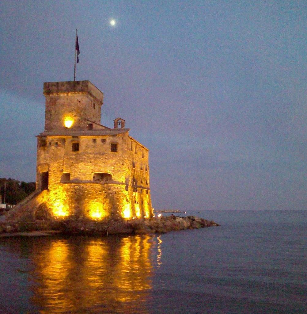 Obrázek Castello di Rapallo. light sea italy moon reflection castle water night italia mare rapallo liguria luna genova acqua castello notte luce riflesso illuminazione 444v4f tigullio illuminato