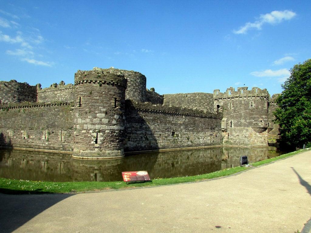 Beaumaris Castle görüntü. walescoastpath anglesey beaumaris castle