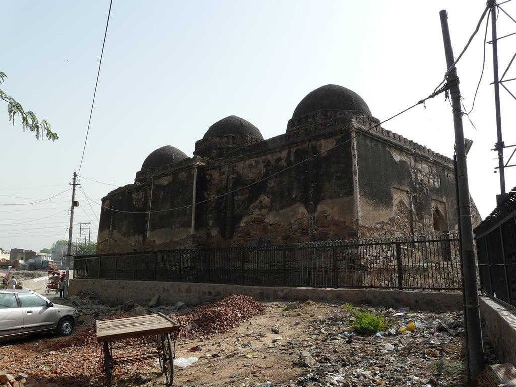 Εικόνα από Shah Alam Tomb. delhi tughlaq tughlak shahalamstombandmosque