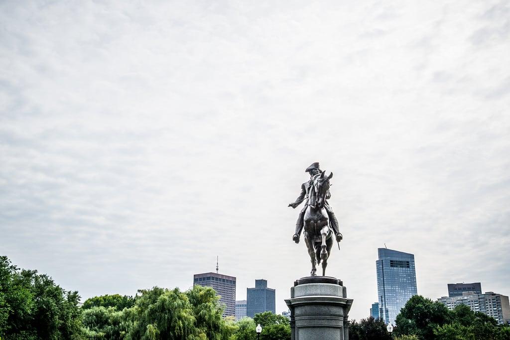 תמונה של George Washington Statue. boston massachusetts leica leicax2 publicgarden georgewashington statue cloudy sky park