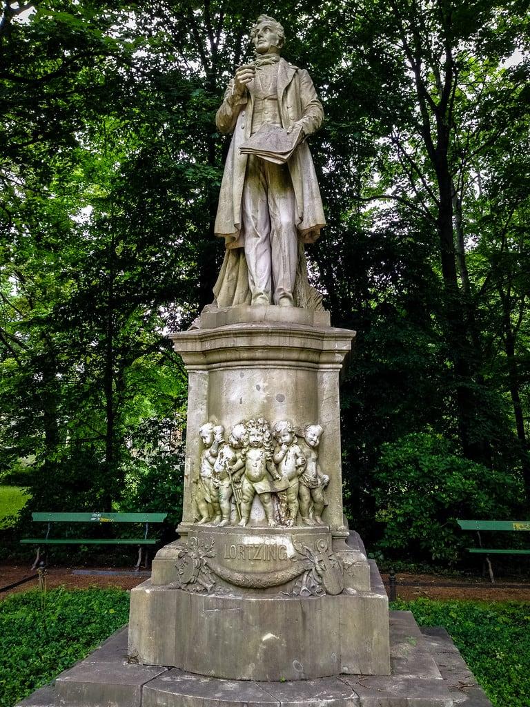 Albert Lortzing Monument görüntü. 2017 albertlortzing berlin germany lightroom lortzing statue tiergarten de