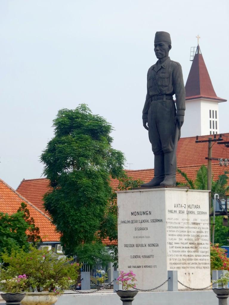 ภาพของ Monumen Jenderal Sudirman. surabaya eastjava jawatimur monumen monument patung statue generalsudirman jenderalsudirman