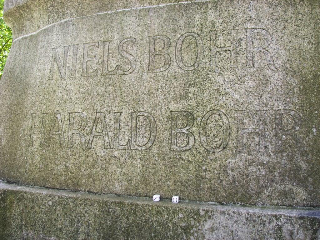 ภาพของ Niels Bohr. grave niels bohr