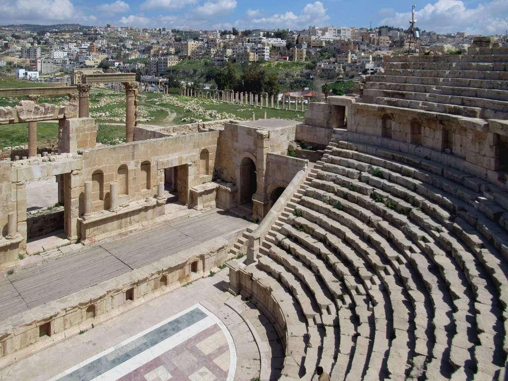 Εικόνα από Roman Site. jerash jordan north theater archaeological