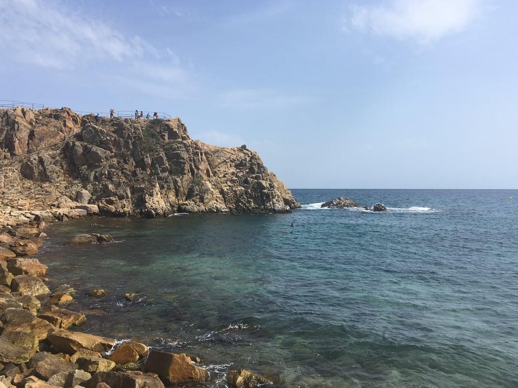 海滩与 106 米的长度 的形象. blanes costa brava santa bàrbara spain catalonia