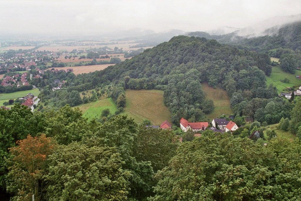 Billede af Burg Schaumburg. analog filmphotography 35mm fujifilms fujifilm superia canoneos3000 tamronaf70300mm burgschaumburg ausblick turm schaumburg niedersachsen germany itsnotacapture thechemicalprocess weserbergland geotagged panorama
