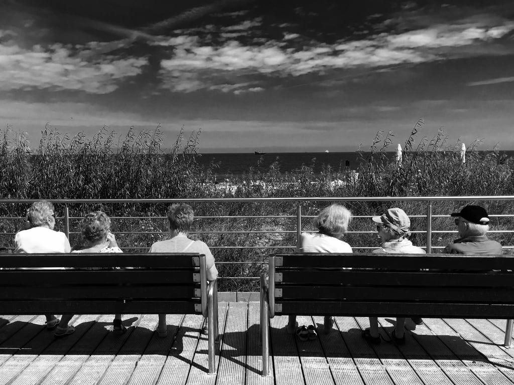 Изображение Dostęp do plaży. bench elderly oldpeople beach
