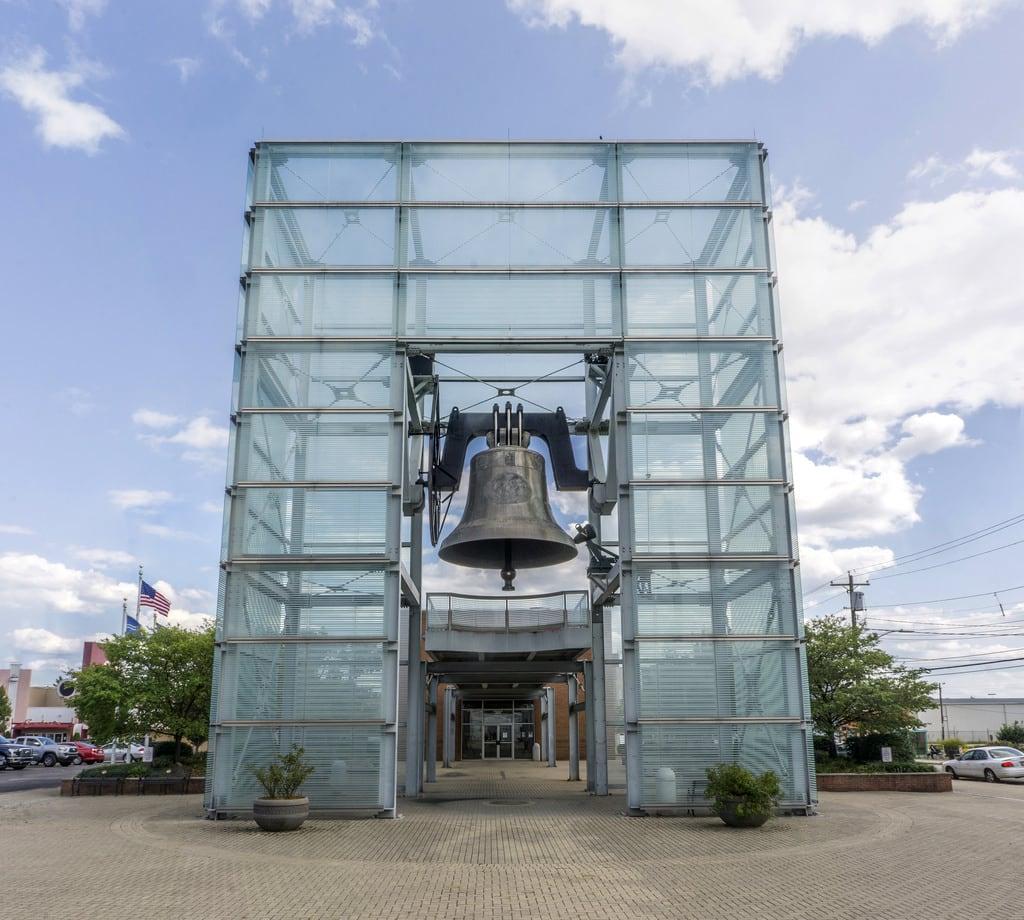 Afbeelding van World Peace Bell. newport kentucky peace bell monument worldpeacebell
