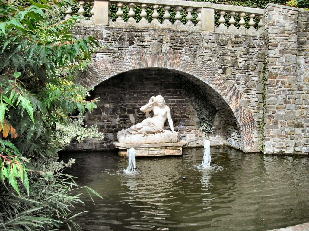 Sabrina, Goddess of the Severn の画像. shropshire shrewsbury quarrypark dingle pond fountains blossom plants trees bushes seats gardens view vista sabrina