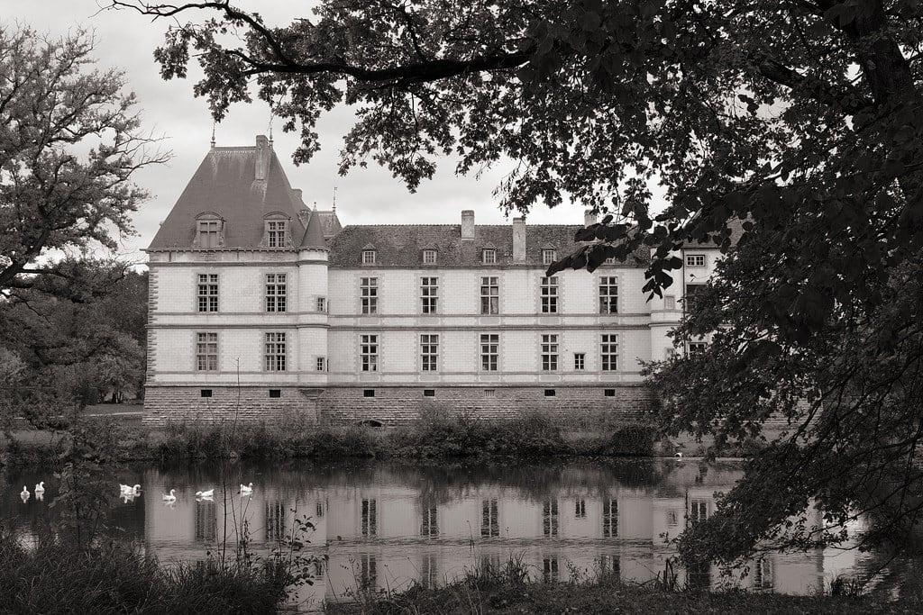 Изображение на Château de Cormatin. cormatin france renaissance bourgogne château water black travel tree architecture art building reflection autumn garden europe plant photographer outdoor monochrome fine botany shadow amazing classic kunst weather scenic castle historic tranquility season culture calm countryside traditional perspective rustic schwarzweiss aperture white sepia