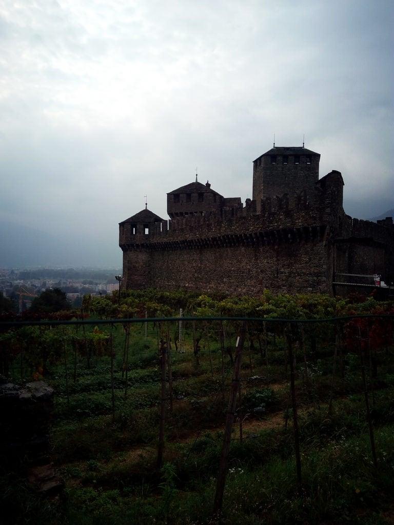 Castello di Sasso Corbaro görüntü. castello svizzera ticino