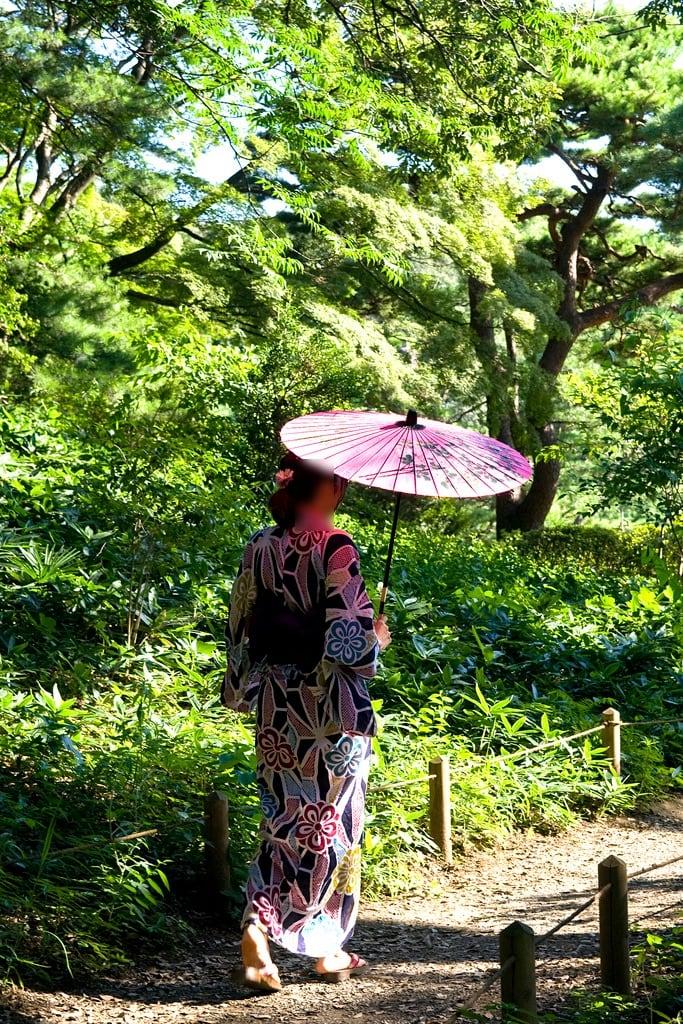 Rikugi-en Gardens 의 이미지. yukata rikugien garden tokyo asia japan sunshine fashion how style park walk promenade umbrella sun evening afternoon bunkyo geta obi girl