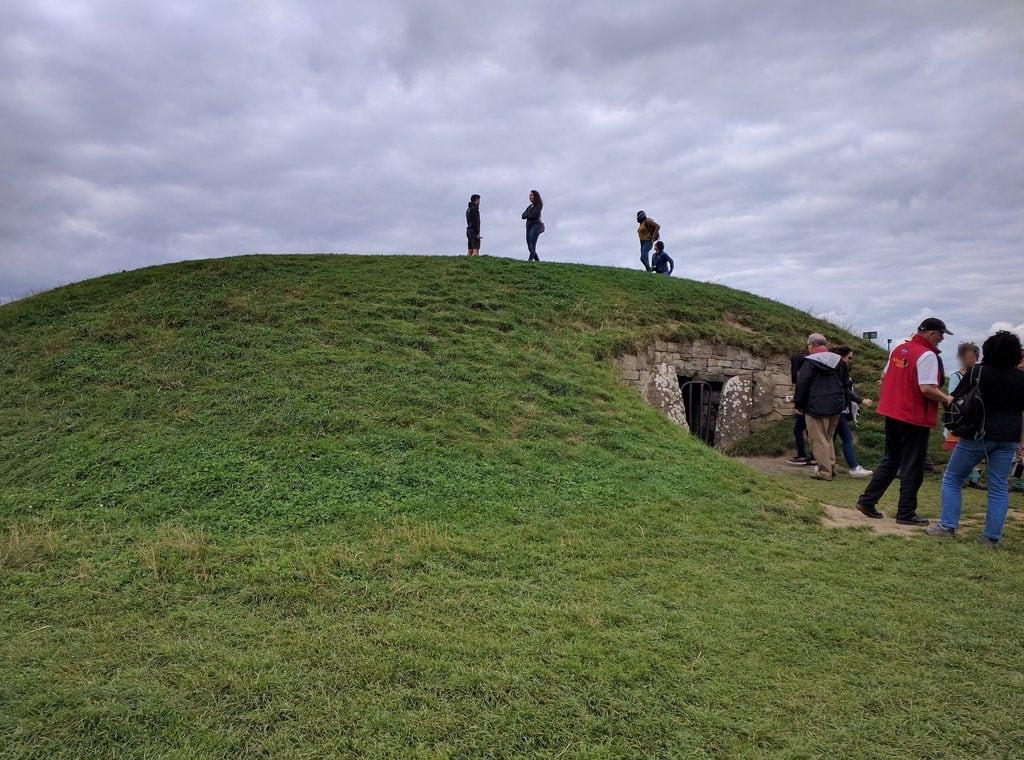 Mound of the Hostages képe. ireland
