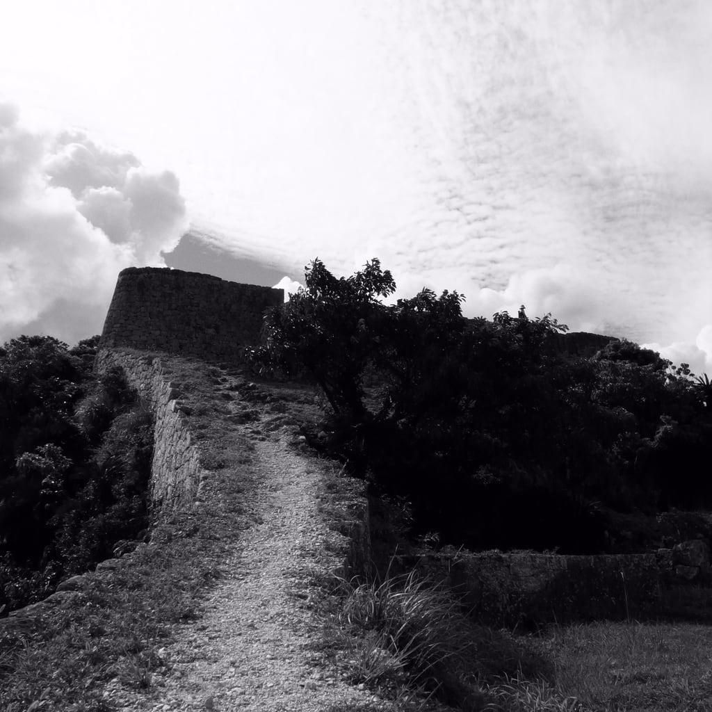 Imagem de Katsuren-gusuku. sea bw green castle stone geotagged ruin okinawa katsuren gusuku geo:lat=26330335 geo:lon=127878802