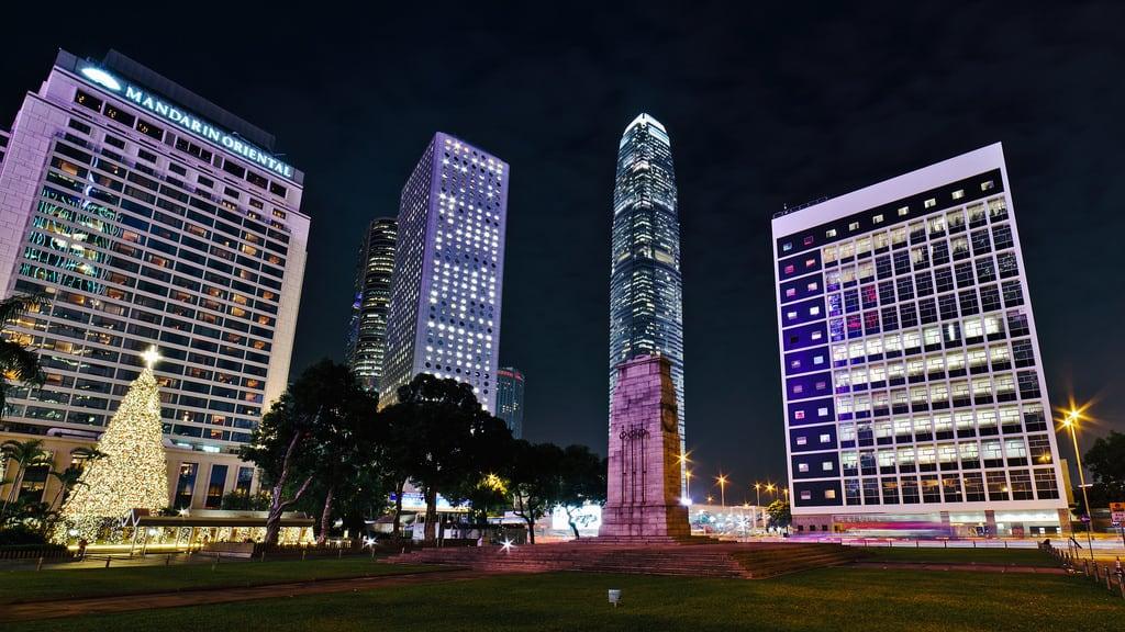 Afbeelding van The Cenotaph. portra400 hongkong outdoor night longexposure 香港 和平紀念碑 central