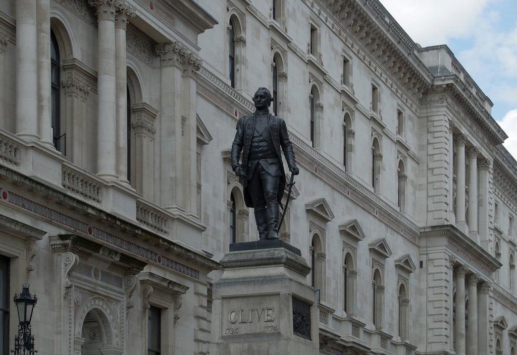 Imagem de Robert Clive. england unitedkingdom europe art statues july lenssigma18250mm london cityofwestminster 2017 camerapentaxk50 horseguardsroad gbr