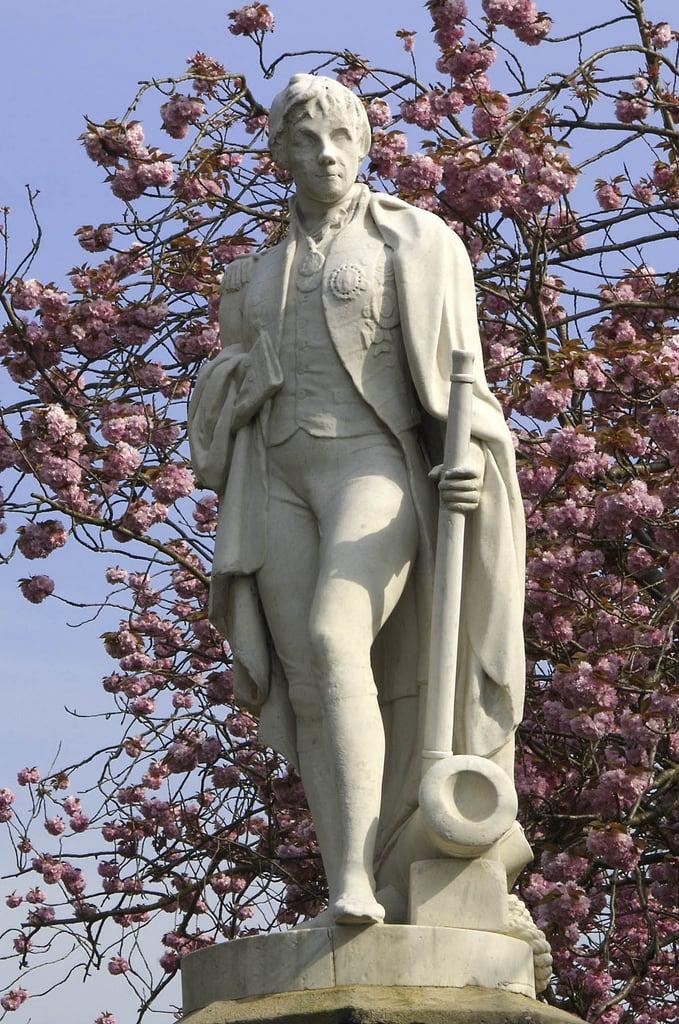 صورة Statue Of Nelson. statue norfolk nelson norwich admiral plinth eastanglia publicsculpture norwichcathedralclose greatman thomasmilnes