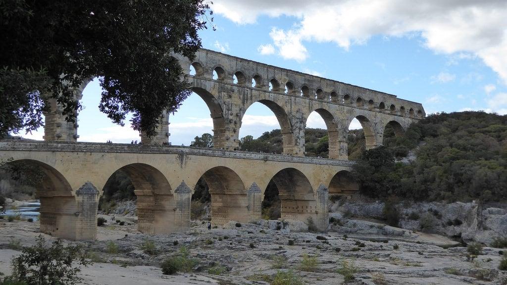 Attēls no Pont du Gard. architecture aquaduct bridge river roman unescoheritage