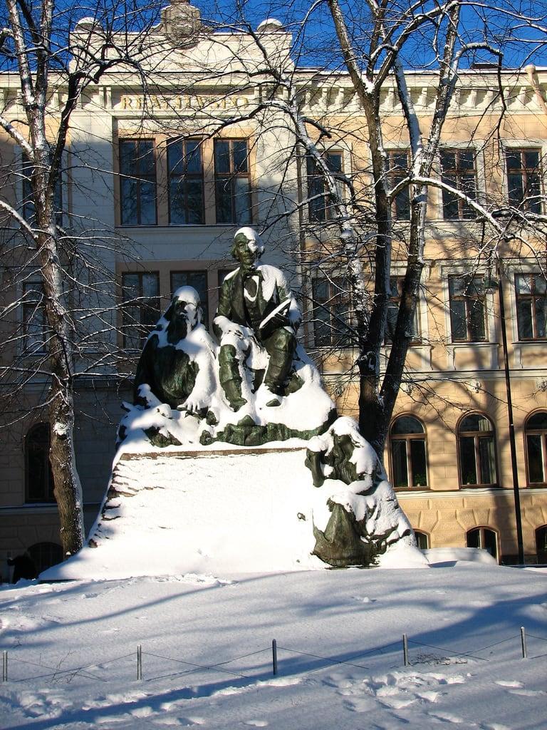 Bild av Lönnrot. winter snow statue helsinki lönnrot ressunlukio realilyseo