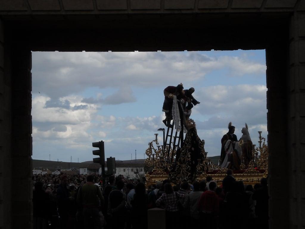 Изображение на Puerta del Puente. santa españa puente spain puerta andalucia cordoba procession andalusia semana spagna descendimiento