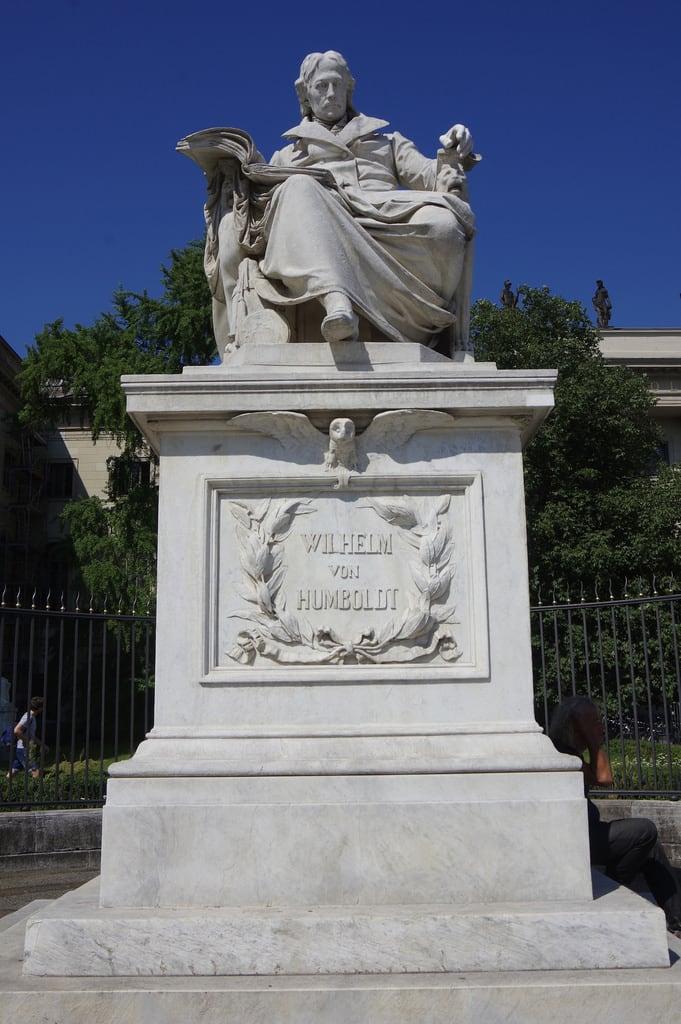 Obrázek Wilhelm von Humboldt. berlin germany founderofberlinuniversity founder berlinuniversity statue wilhelmvonhumboldt vonhumboldt humboldt