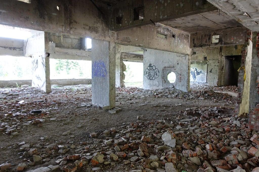 Imagine de Olympic Hotel. bosniaandherzegovina sarajevo 1984 olympics abandoned hotel derelict