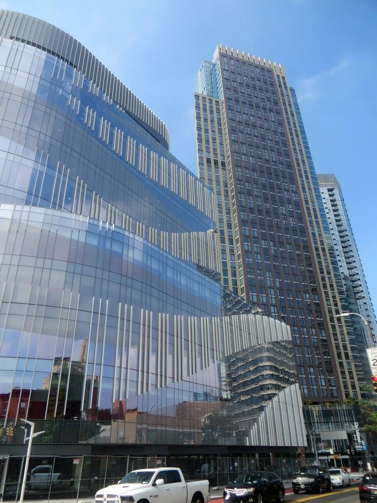 תמונה של Fulton Street. brooklyn newyorkcity nyc building architecture curved glass ashlandplace
